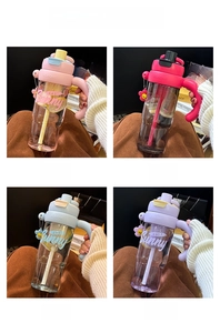 Detailopname van vier kleurrijke plastic waterflessen met handvatten en bloembedels