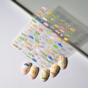 Dettaglio macro di adesivi 3D per unghie con cuori e stelle colorati applicati sulle unghie