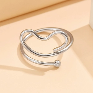 Bague ouverte argentée en acier inoxydable avec un design ondulé moderne et épuré