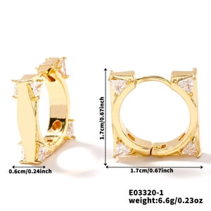 Detailansicht goldener geometrischer Ohrringe mit Zirkonia und 1,7 cm Durchmesser Maßen