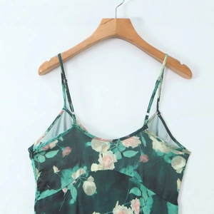 Robe caraco ajustée verte à imprimé floral de roses avec finition satinée pour femme