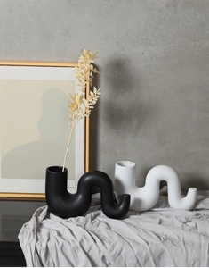 Vases en céramique minimalistes modernes au design ondulé en noir et blanc mat
