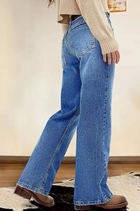 Gedetailleerd zij-aanzicht van een high-waisted jeans met wijde pijpen in blauw denim