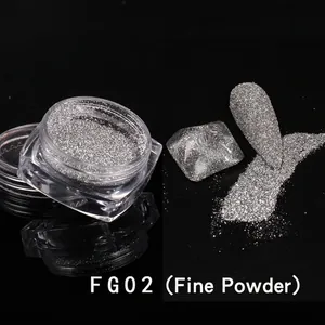 Dettaglio macro della polvere glitter argento FG02 con effetti di texture riflettente