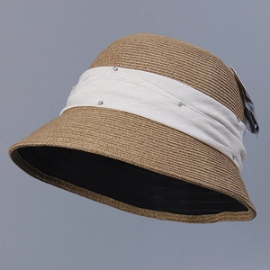 Details eines eleganten Strohhuts mit Strassband und schwarzem Innenfutter