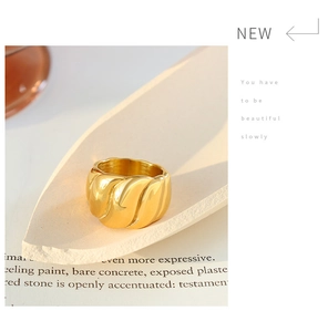 Detail eines 18k vergoldeten Croissant-Rings mit gedrehter Textur auf einem Tablett