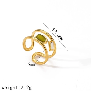 Détail de la bague multicouche plaquée or 18 carats avec pierre verte et dimensions