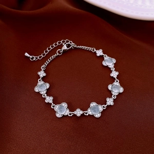 Dettaglio dei quadrifogli con pietra di luna blu e zirconi su bracciale d'argento