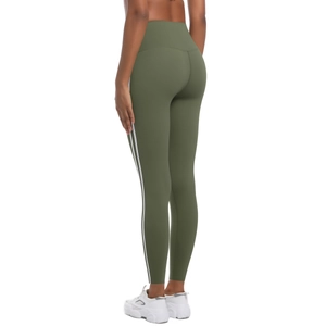 Détail de legging de yoga vert olive à taille haute avec bandes blanches et coupe ajustée
