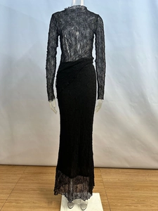 Détails de la robe longue en dentelle noire transparente avec volants à la taille