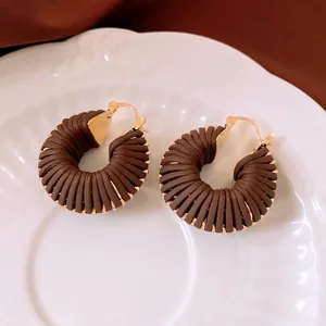 Boucles d'oreilles créoles tressées marron vintage avec fermoir en métal doré chic