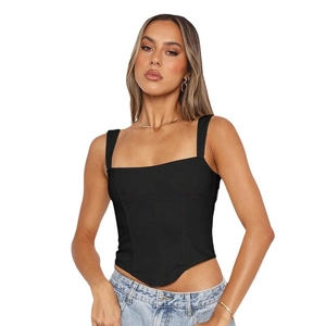 Haut corset noir pour femme avec col carré et coupe moulante sur fond blanc