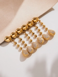 Détails de cinq paires de boucles d'oreilles goutte en or 18 carats avec zircones cubiques