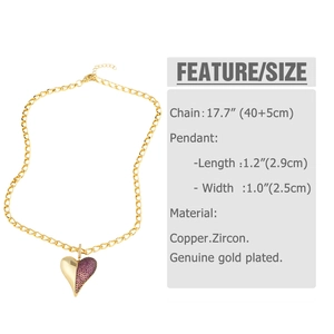 Vue détaillée du pendentif coeur avec zircons fuchsia et spécifications plaqué or 18k