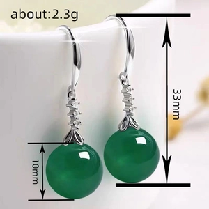 Elegante grüne Jade-Kugelohrringe im China-Stil mit funkelnden Diamant-Akzenten