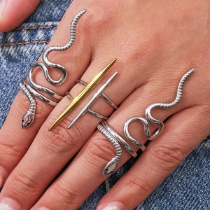 Set di tre anelli cobra in acciaio inossidabile e anello bicolore geometrico donna