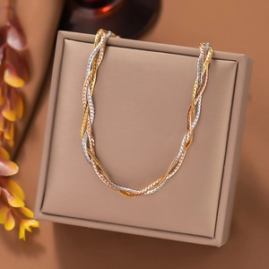 Detailansicht der handgewebten dreifarbigen Titanstahlkette in Gold, Silber und Roségold