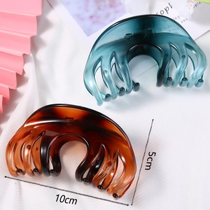 Detail view of 10cm large acrylic hair claws in tortoiseshell and dark green finishes