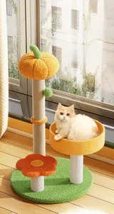 Detalle del poste de sisal y la cama de calabaza para gatos con bola interactiva