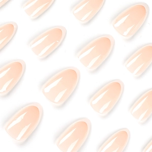 Uñas postizas de almendra estilo francés con base nude y puntas blancas en fondo blanco