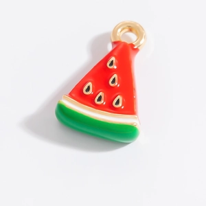 Vue macro d'un pendentif pastèque en émail rouge avec placage doré pour bijoux DIY