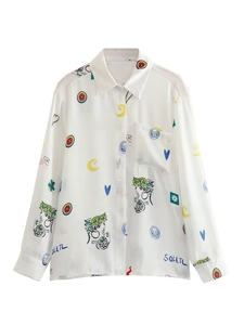 Vue détaillée de la chemise blanche à manches longues avec portrait d'art et motifs