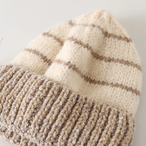 Berretto in maglia a righe per bambini in lana beige e marrone calda per l'inverno
