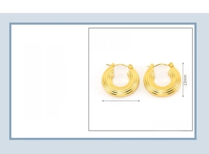 Vue détaillée des boucles d'oreilles créoles 23mm plaquées or avec texture striée