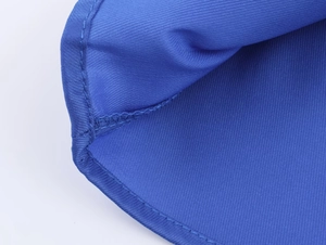 Detailaufnahme der blauen Faltenstoff-Textur mit hochwertiger Köperbindung und Nähten