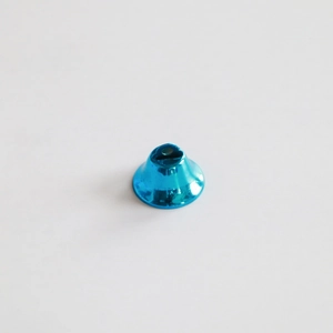 Gros plan d'une cloche en métal bleu avec boucle de suspension et finition brillante