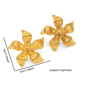 Detailed view of 18k gold plated floral earrings with 3cm outer diameter and vertical texture