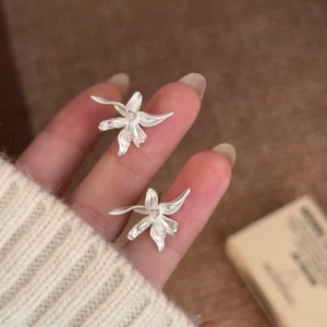 Flower Stud Earrings For Women Minimalist Lily Floral Alloy Jewelry With Silver Earring Post Elegant Fashion Accessory