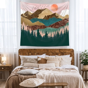 Dettaglio dell'arazzo bohémien di montagna con tramonto, uccelli e foresta su una parete