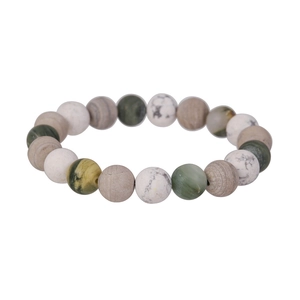 Bracelet de perles de style Zen avec pierres veinées grises sur un fond blanc pur