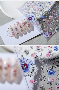 Makro-Detail von TENSOR Blumen-Nagelstickern mit blauen und rosa Blüten auf Nägeln
