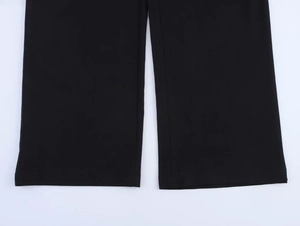 Détail du bas de pantalon noir en lin mélangé montrant la texture du tissu tissé