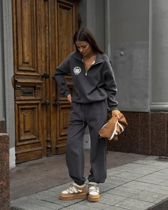 Détails de l'ensemble sweat gris foncé avec col demi-zip et petite broderie poitrine