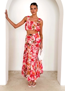 Détail de l'ensemble deux pièces floral rouge avec crop top et jupe longue à volants