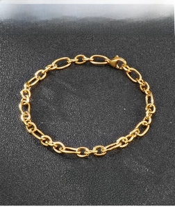 Détail d'un collier chaîne pour homme en acier inoxydable doré avec fermoir mousqueton