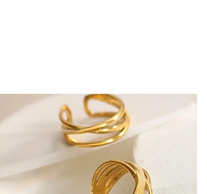 Dettaglio macro di anello d'oro a strati intrecciati su un elegante supporto in pietra