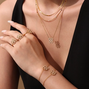 Set di Gioielli in Acciaio Inossidabile Placcato Oro 18K Lusso Zirconia 5A Collana Bracciale Anello Quadrifoglio Cuore Donna