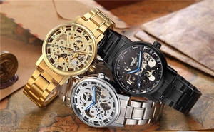 Trois montres automatiques squelettes avec bracelet en acier sur une ancienne carte du monde