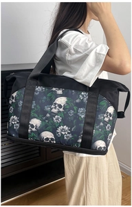 Borsa da fitness grande capacità con stampa gotica di teschi e fiori in uso reale.