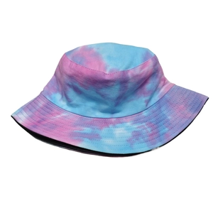 Bob en coton tie-dye bleu et violet pour protection solaire extérieure sur fond blanc