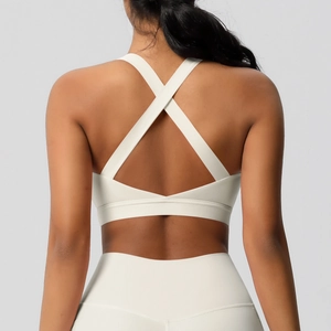 Detail achteraanzicht van crèmekleurige yoga sportbeha met gekruiste bandjes
