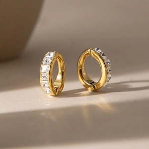Orecchini a Clip in Acciaio Inossidabile Placcato Oro 18K con Strass per Donna Orecchini a Cerchio Geometrici Minimalisti Senza Buco Gioielli di Lusso