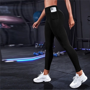 Detail der High-Waist-Yoga-Leggings mit Seitentasche für Smartphone im Fitnessstudio