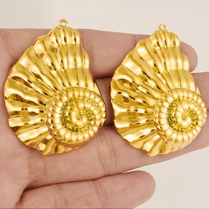 Polished 18K gold plated 304 stainless steel seashell pendants held in hand