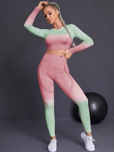 Détail de l'ensemble de yoga dégradé rose-vert avec haut court à manches longues et legging