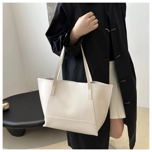 Sac fourre-tout minimaliste en cuir beige pour femme comme grand sac à bandoulière